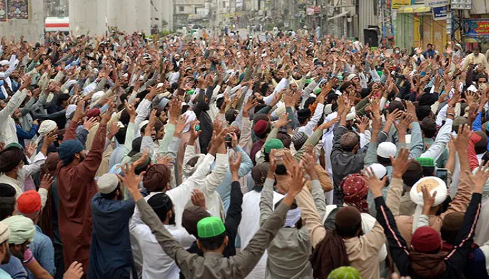 পাকিস্তানে রাজনৈতিক সংকট : ইমরানের বিরুদ্ধে অনাস্থা