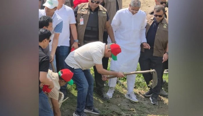 নিজ হাতে মাটি কেটে খাল খনন কর্মসূচির উদ্বোধন করেছেন তারেক রহমান