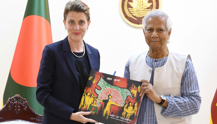 জাতিসংঘের আবাসিক সমন্বয়কারী গোয়েন লুইস জাতিসংঘের অধিবেশনে যোগ দিতে যাওয়ার জন্য শুভ কামনা  জানিয়েছেন ড. ইউনূসকে/ছবি পিআইডি