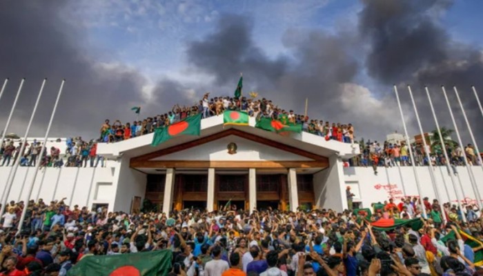 ছাত্র জনতার গনঅভ্যুত্থানে গনভবনের দৃশ্য/ছবি সংগৃহীত
