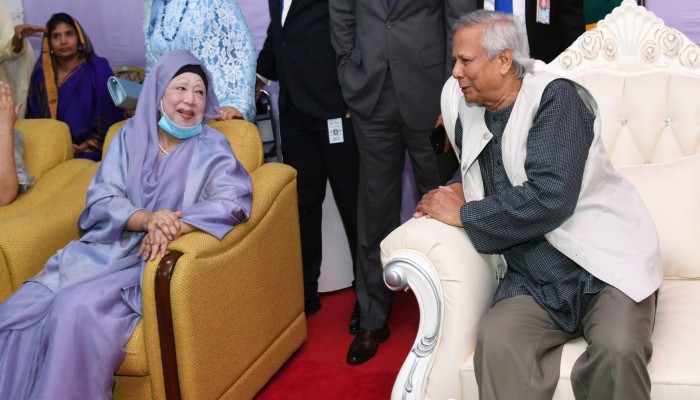 সেনাকুঞ্জে খালেদা জিয়ার সঙ্গে ড. ইউনূস/ছবি পিআইডি