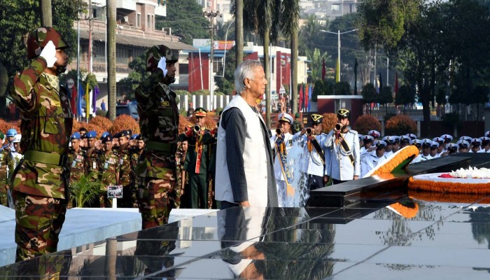 সশস্ত্র বাহিনী দিবস উপলক্ষ্যে শিখা অর্নিবানে পুস্পস্তবক প্রদর্শন  ড. ইউনূসের/ছবি পিআইড