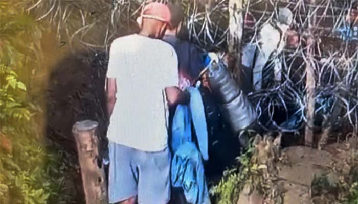 অবৈধ অভিবাসী ঠেকাতে পানামা সরকার জঙ্গলে কাঁটাতারের বেড়া তৈরি করেছে অবৈধ অভিবাসী ঠেকাতে পানামা সরকার জঙ্গলে কাঁটাতারের বেড়া তৈরি করেছে
