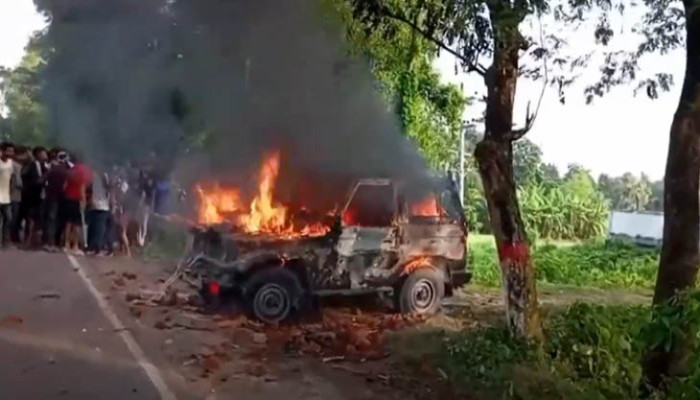 গোপালগঞ্জে সেনাবাহিনীর গাড়ীতে আগুন