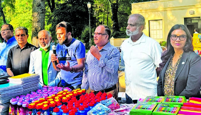 জ্যামাইকা ফ্রেন্ডস সোসাইটির স্কুল সাপ্লাই বিতরণ জ্যামাইকা ফ্রেন্ডস সোসাইটির স্কুল সাপ্লাই বিতরণ