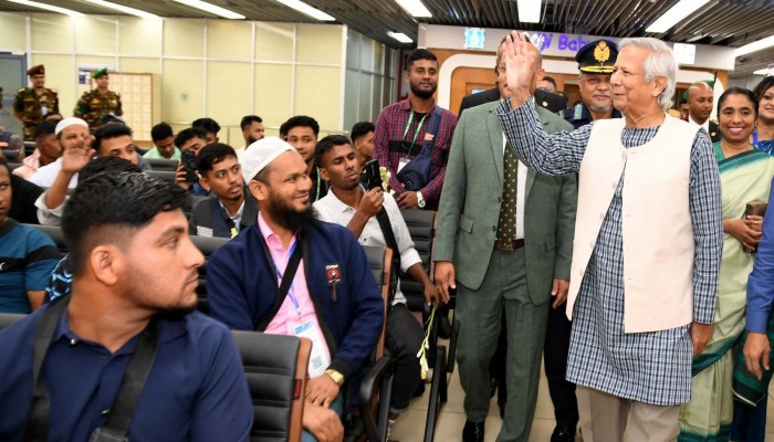 কপ-২৯ জলবায়ু সম্মেলনে যোগ দিতে ঢাকা ছেড়েছেন প্রফেসর ড. ইউনূস