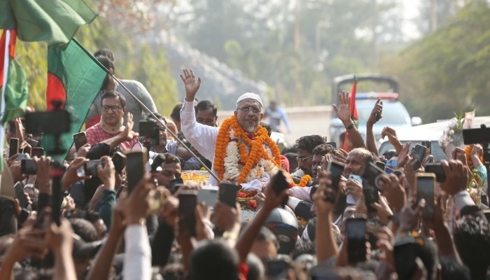 মুক্তি পেলেন বাবর