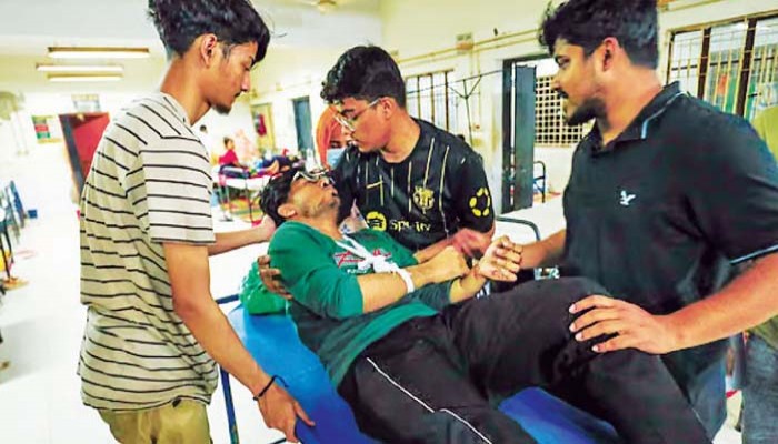 ছাত্রদল ও বৈষম্যবিরোধী ছাত্রদের সংঘর্ষে আহত শতাধিক
