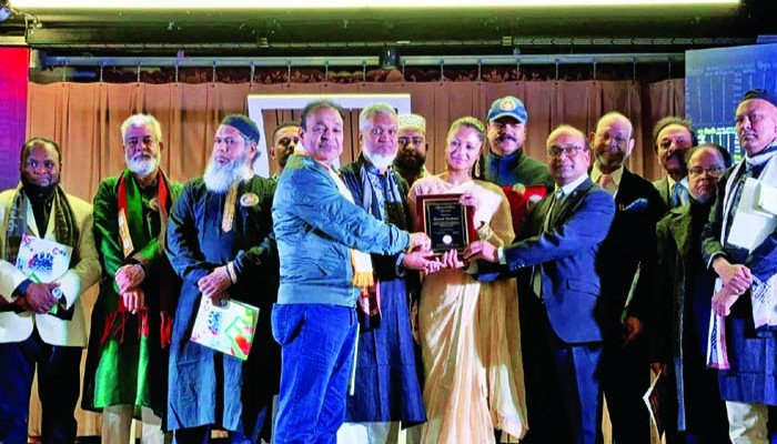 বাংলাদেশ সোসাইটি : দলীয় স্লোগান ধাক্কাধাক্কিতে একুশের চেতনা ম্লান