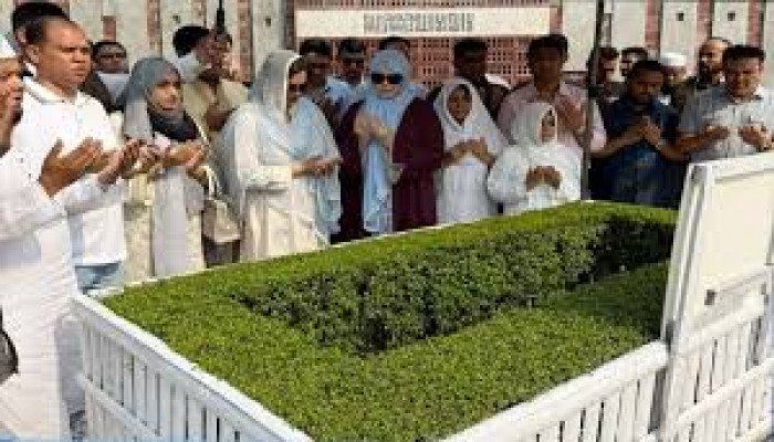 কোকোর কবর জিয়ারতে জোবাইদা ও স্ত্রী শামিলা রহমান