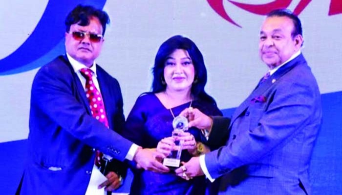 জেমিনির প্রতিষ্ঠাবার্ষিকীতে বিশিষ্টজনদের সম্মাননা প্রদান জেমিনির প্রতিষ্ঠাবার্ষিকীতে বিশিষ্টজনদের সম্মাননা প্রদান