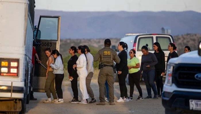 স্বেচ্ছায় যুক্তরাষ্ট্র ছেড়ে এক হাজার করে ডলার পাচ্ছেন অভিবাসীরা