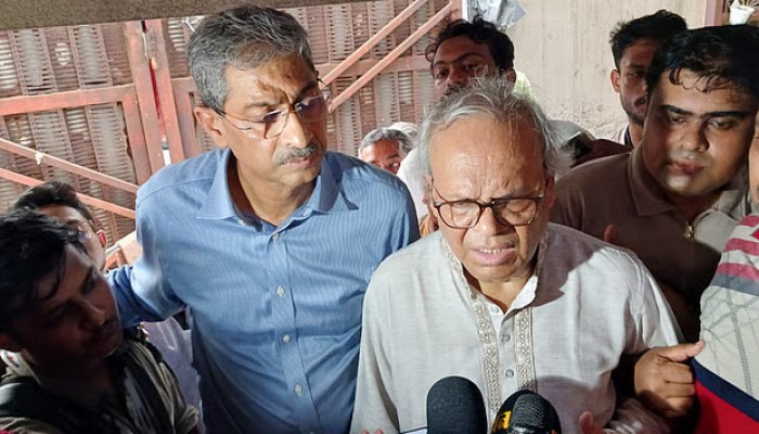 ঘনবসতিপূর্ণ এলাকায় প্রশিক্ষণ বিমান চালানো নিয়ে প্রশ্ন তুলেছেন রিজভী