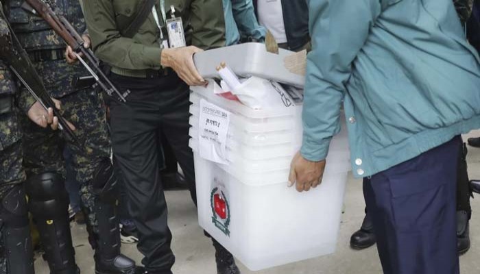 ভোটের ট্রেন ছুটেছে অনিশ্চিত গন্তব্যে