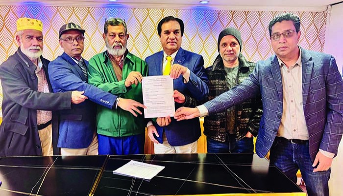 এমসি কলেজের ভোটার তালিকা হস্তান্তর