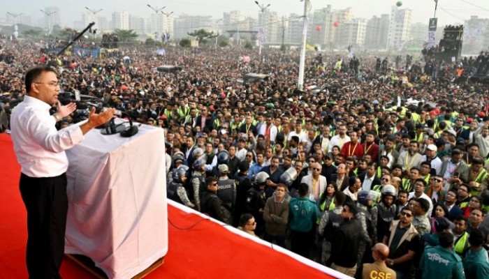 বাংলাদেশের মাটি স্পর্শ করলেন তারেক রহমান