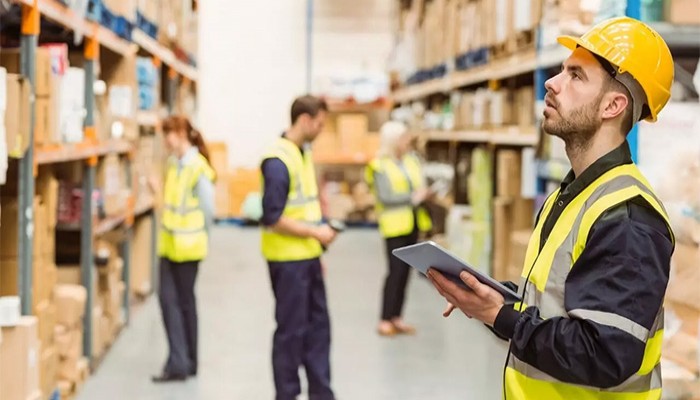 ট্রাম্পের কড়াকড়িতে অভিবাসী শ্রমিক কমলেও যুক্তরাষ্ট্রে জন্ম নেওয়া শ্রমিকদের বেকারত্ব বেড়েছে