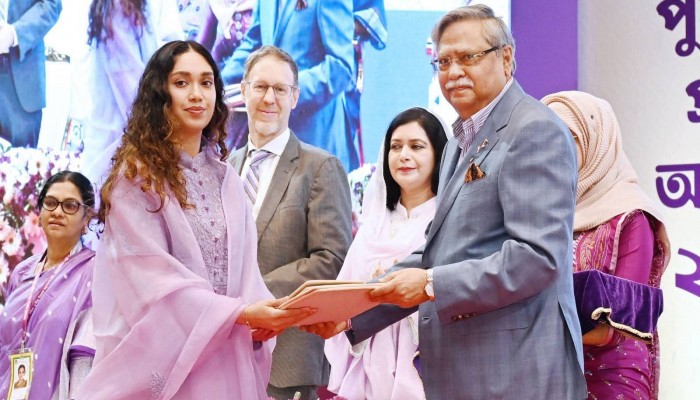 ‘শ্রেষ্ঠ অদম্য নারী’ সম্মাননা পেলেন সাবেক প্রধানমন্ত্রী খালেদা জিয়া