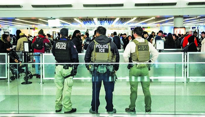 বিমানবন্দরে আইস মোতায়েন : যাত্রীদের মধ্যে আতঙ্ক