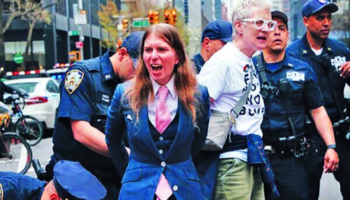 সিনেটর শুমার ও গিলিব্র্যান্ডের অফিসের সামনে বিক্ষোভে গ্রেফতার ১০০