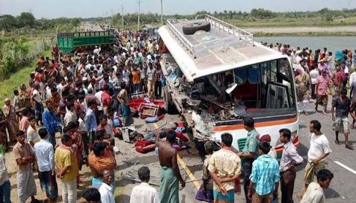 মহাসড়কের রক্তক্ষরণ : লক্ষ্যমাত্রা অর্জন আসলেই কী সম্ভব?