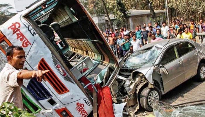 মাত্রাতিরিক্ত যান্ত্রিক যানে ঢাকায় বছরে ৮০ হাজার মানুষ মৃত্যুর ঝুঁকিতে